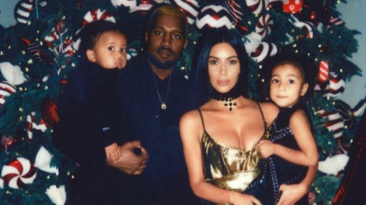 Anscheinend alles in Ordnung bei Kim und Kanye - der Baum und das Dekoletée sprechen für sich.