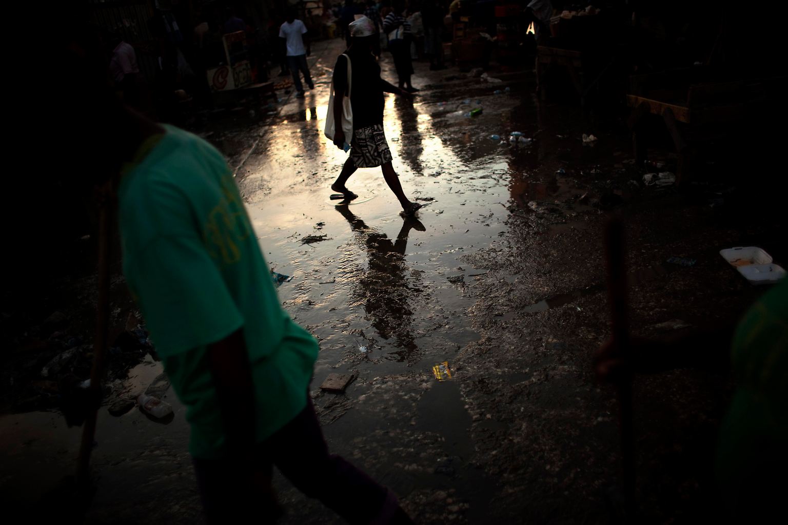 Modriges Wasser steht in einer Straße von  Port-au-Prince. 