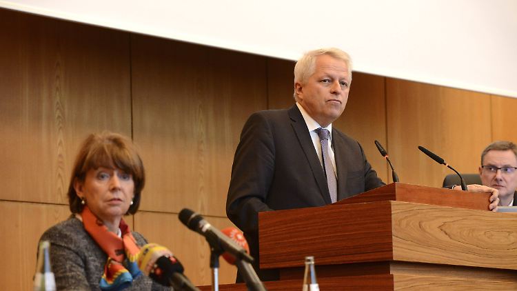 Oberbürgermeisterin Henriette Reker und Polizeipräsident Jürgen Mathies stellen das Sicherheitskonzept vor.