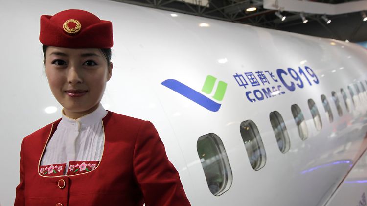Fliegen mit Comac: Zur Präsentation zur Luftfahrtmesse in Zuhai haben sich die staatlichen Designer eine neue Uniform ausgedacht.