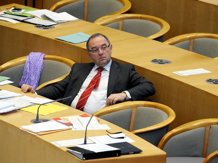 In Gedanken bei der WestLB: Norbert Walter-Borjans im nordrhein-westfälischen Landtag in Düsseldorf.