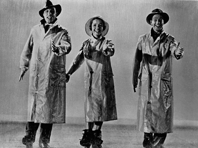 Debbie Reynolds mit Gene Kelly (l.) und Donald O'Connor 1952 in "Du sollst mein Glücksstern sein" (Originaltitel: Singin in the rain).