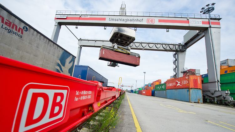 Gut zwei Wochen brauchen die Container von Deutschland bis nach China.