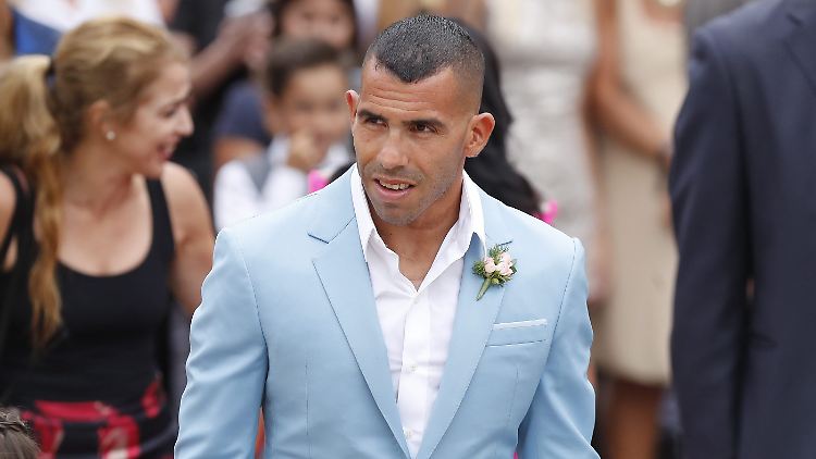 Der frisch vermählte Tevez kann künftig noch spendabler seine Frau beglücken - dank der China-Millionen.