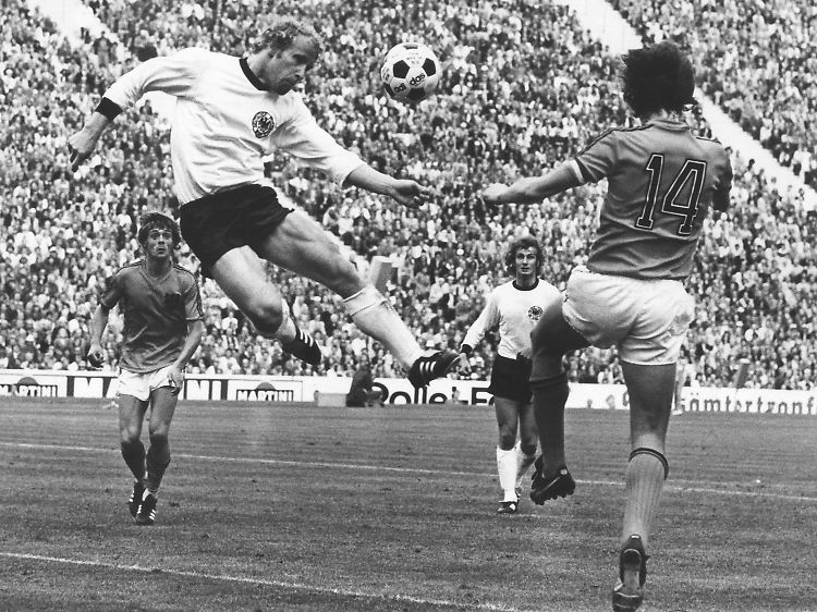 1,68 Meter und doch Herr der Lüfte: Berti Vogts im Duell mit dem niederländischen Star-Stürmer Johan Cruyff während des WM-Finals 1974.
