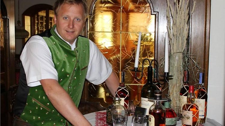 Hat immer einen guten Tipp: Juniorchef Hans Lassacher in der Whisky-Lounge.