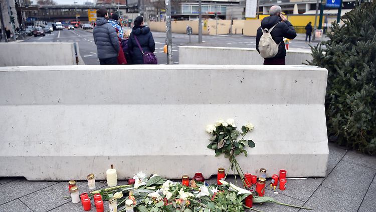 Am Berliner Breitscheidplatz erinnern Blumen an die Opfer.