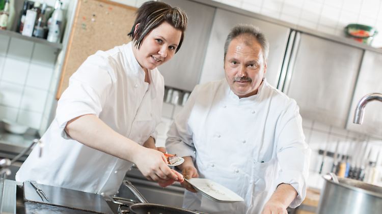 Hansis Schwester Katrin Lassacher und Küchenchef Michael Zuegg sorgen für das leibliche Wohl.