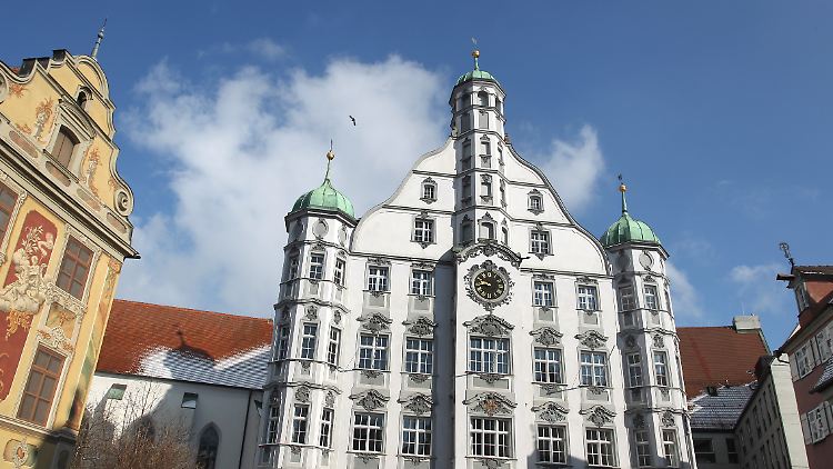 Als Oberbürgermeister war Kennerknecht Nachfolger von Ivo Holzinger, der mit 68 Jahren als Deutschlands dienstältester OB in den Ruhestand gegangen war.