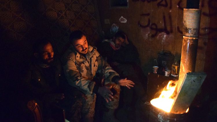 Wärmen statt Wache schieben: Syrische Soldaten in Aleppo