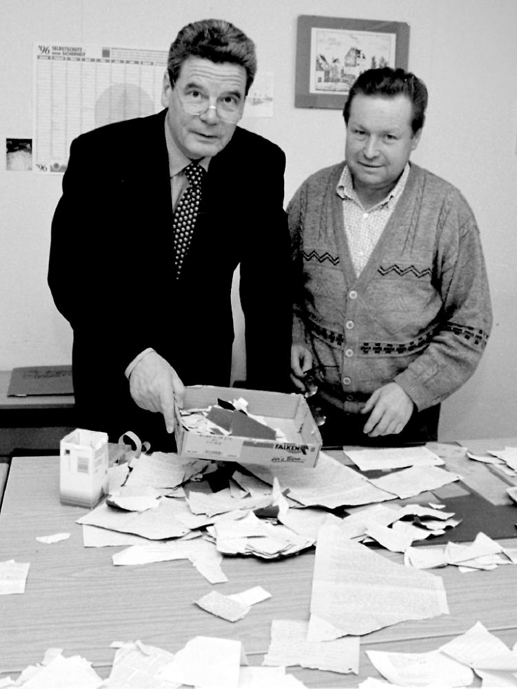 Der erste Behördenchef Joachim Gauck 1996 mit einem Mitarbeiter einer Projektgruppe, die "vorvernichtete" Stasi-Akten wiederherstellt.