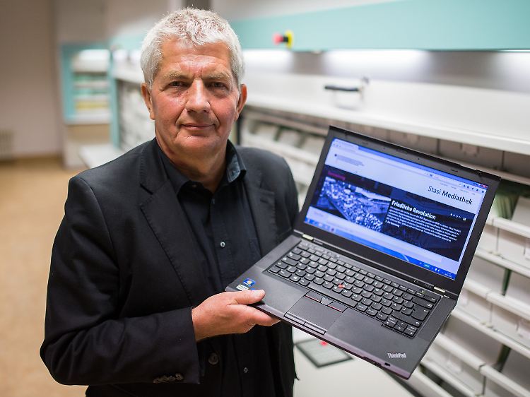 Roland Jahn, Bundesbeauftragter für die Stasi-Unterlagen, im Jahr 2015 bei der Vorstellung des digitalen Angebots seiner Behörde.