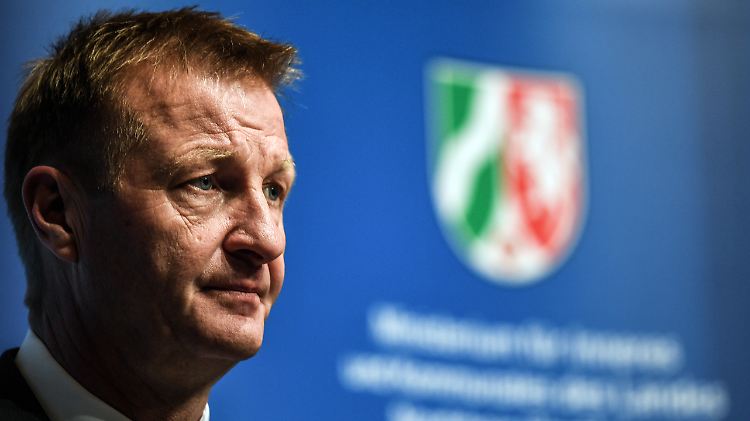 Der Innenminister Nordrhein-Westfalens, Ralf Jäger, hat die Arbeit der Sicherheitsbehörden im Fall Anis Amri verteidigt.