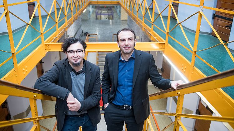 Die Islamwissenschaftler Mustafa Doymus (l) und Luay Radhan (r) kämpfen hinter Gittern gegen die Radikalisierung.