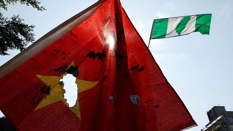 Anhänger der taiwanesischen Unabhängigkeitsbewegung haben eine chinesische Flagge in Brand gesteckt.