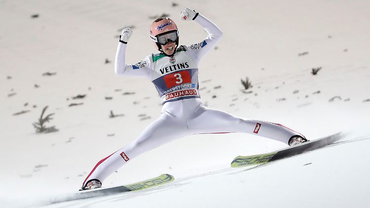 Stefan Kraft freut sich über seinen gelungenen Sprung in Oberstdorf.