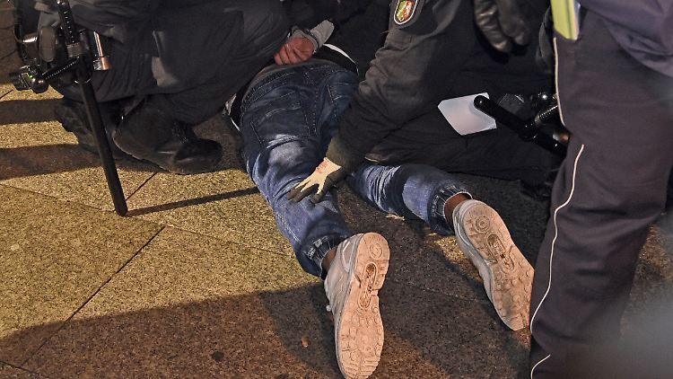 Die Polizei nahm sechs Personen fest und 29 in Gewahrsam.