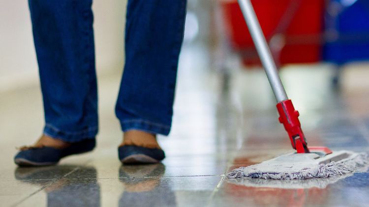 Gewerkschaften loben die Erhöhung des Mindestlohns - aus der Wirtschaft kommen kritische Stimmen.