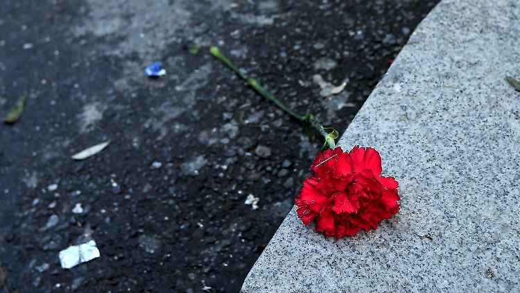 Mit Blumen vor dem Club "Reina" wird an die Opfer des Anschlags erinnert.