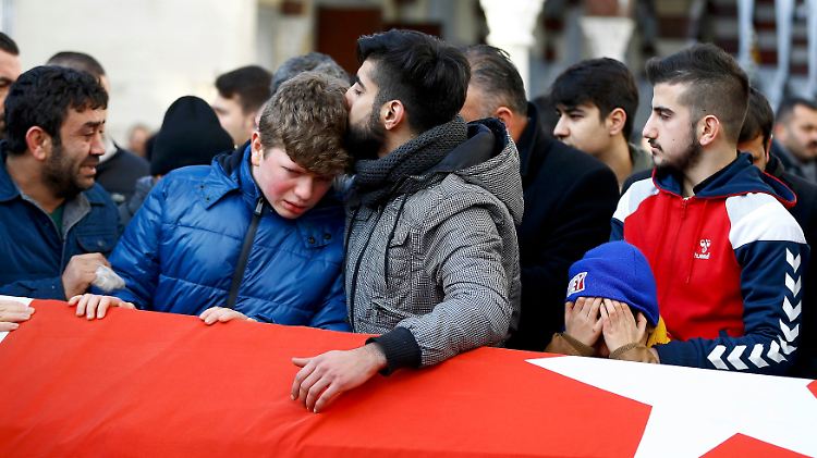Nach muslimischen Brauch werden die ersten Todesopfer schon kurz nach dem Anschlag beigesetzt.