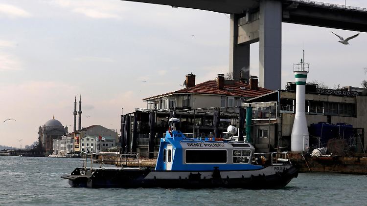 Die Küstenwache fährt am "Reina" vorbei, das direkt unter einer der drei Bosporus-Brücken liegt.