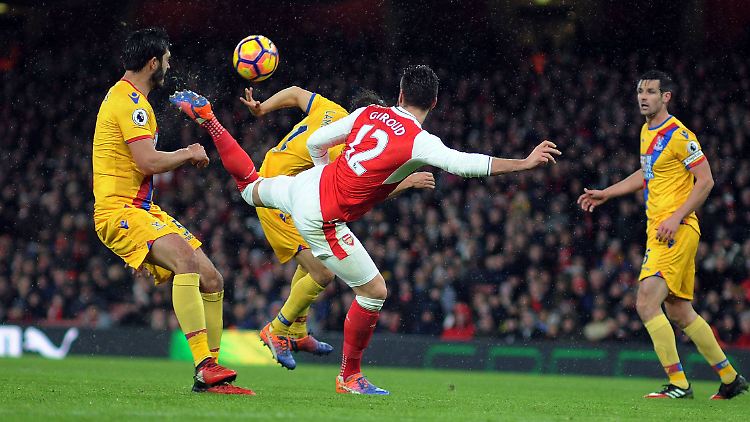 Da können die Gegenspieler nur staunen: Olivier Giroud erzielt in unglaublicher Manier das 1:0 für Arsenal.