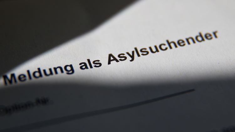 Die Verdächtigen sollen sich mehrfach als Asylbewerber registriert haben.