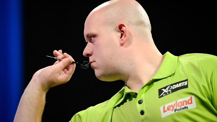 Michael van Gerwen lässt im WM-Halbfinale seinem Landsmann Raymond van Barnefeld keine Chance.