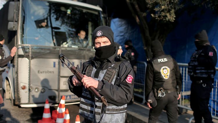 In Istanbul ist die Polizei mit einem massiven Sicherheitsaufgebot präsent. 