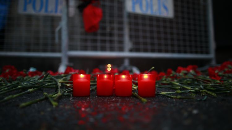 An der Polizeiabsperrung nahe des Tanzclubs haben Menschen Blumen niedergelegt.