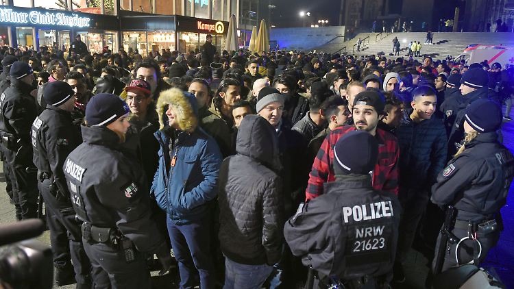 Silvester am Kölner Hauptbahnhof: Nordafrikanisch aussehende junge Männer wurden von der Polizei kontrolliert.