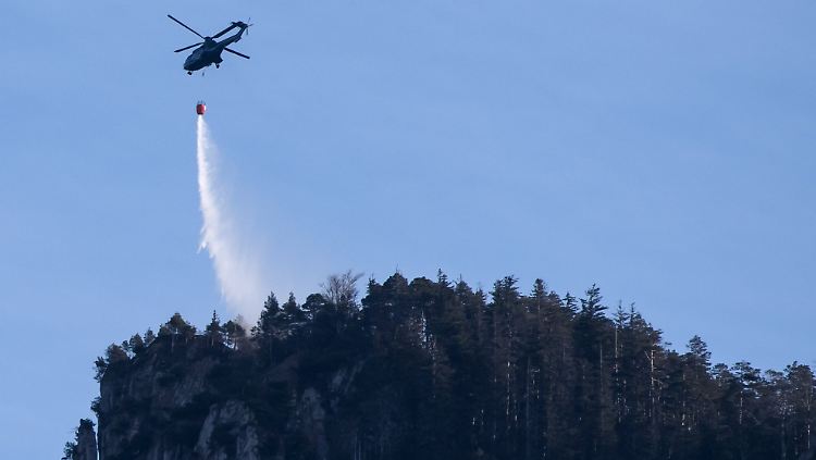 Noch immer sind Löschhubschrauber am Jochberg im Einsatz.