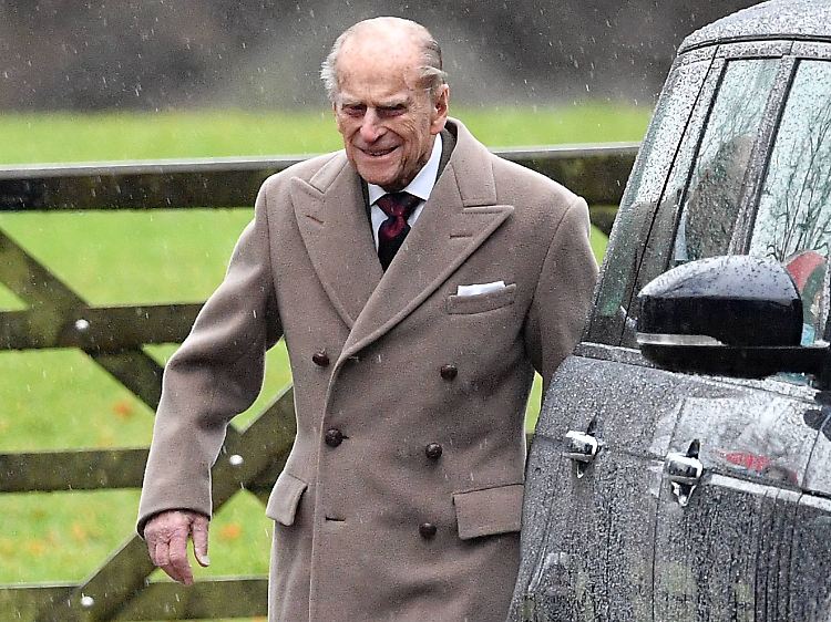 Prinz Philip strahlte beim Kirchgang im strömenden regen demonstrativ in die Kameras.