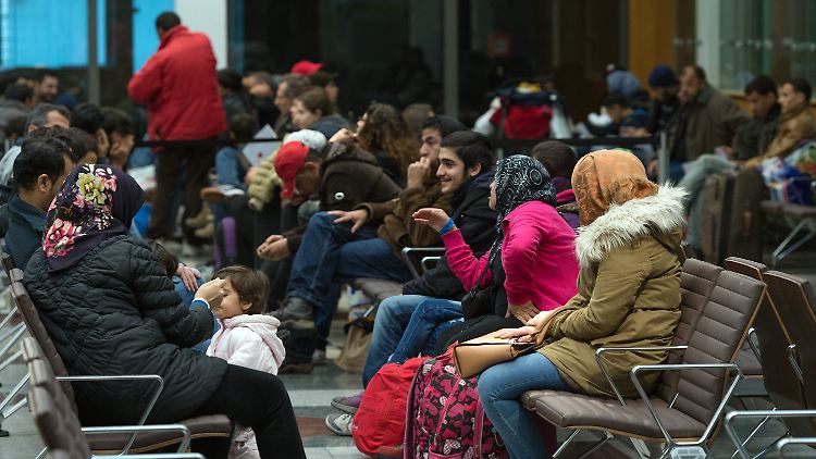 Menschen in einer Registrierungsstelle für Flüchtlinge in Berlin.