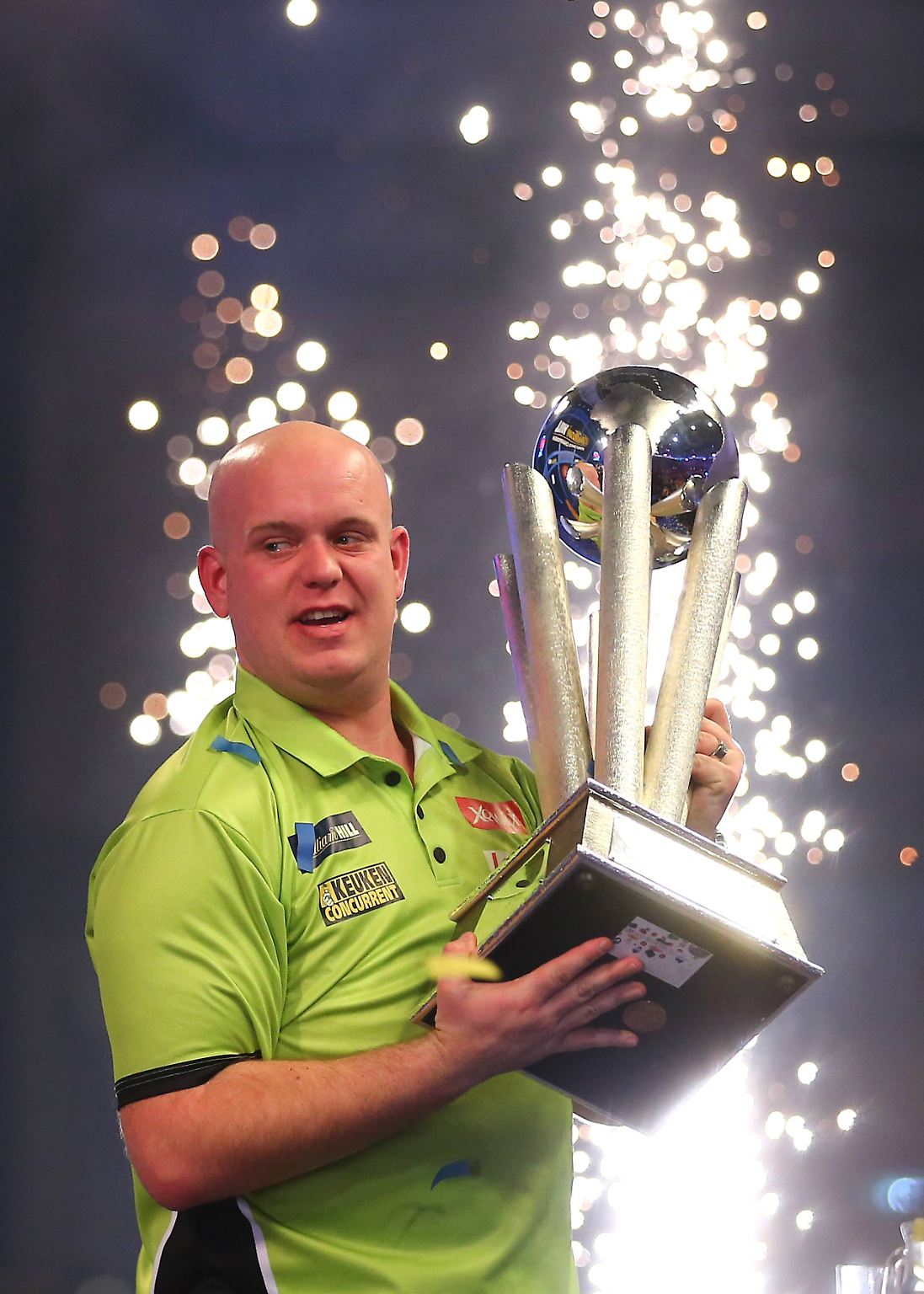 Für den neuen Darts-Weltmeister Michael van Gerwen war die Krönung im Londoner Alexandra Palace wie ein Ritterschlag.