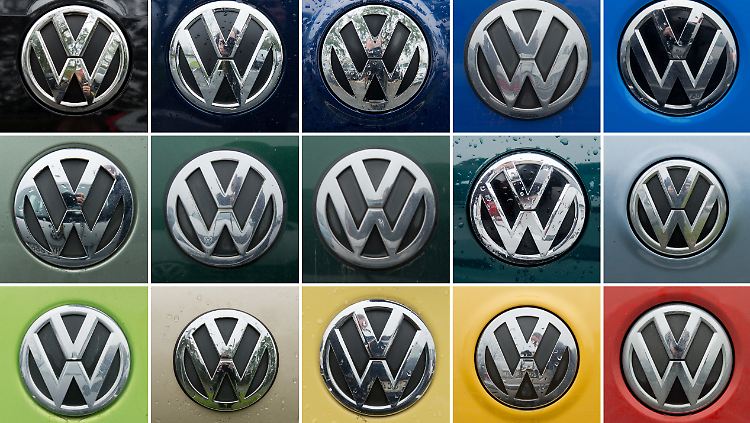 Volkswagen-Fahrzeuge mit unterschiedlichen Lackfarben.