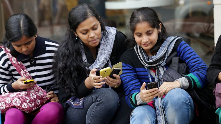 Indische Frauen ziehen sich dem Minister zufolge zu "westlich" an.