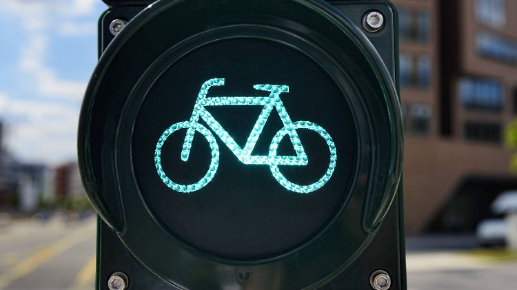 Wenn es keine Fahrradampeln gibt, gelten für Radler die gleichen Lichtzeichen wie für Autos.