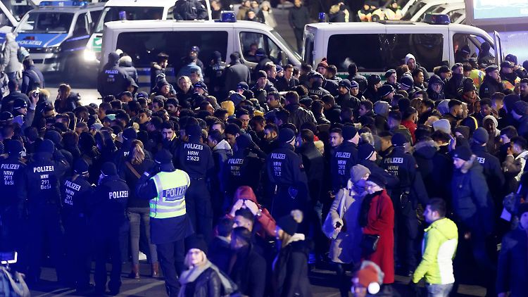Hunderte Menschen hat die Polizei in Köln überprüft.