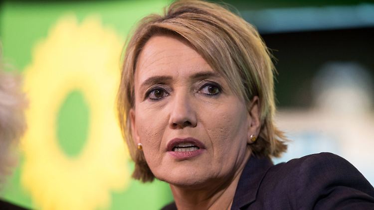 Es stelle sich die Frage nach der Verhältnis- und Rechtmäßigkeit, "wenn insgesamt knapp 1000 Personen allein aufgrund ihres Aussehens überprüft und teilweise festgesetzt wurden", sagte Grünen-Chefin Peter.