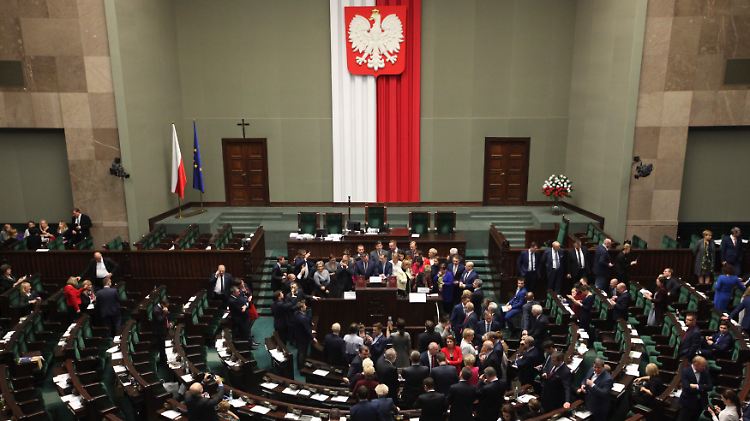 Seit der bislang letzten Parlamentssitzung am 16. Dezember besetzen polnische Oppositionspolitiker den Plenarsaal des Sejm.
