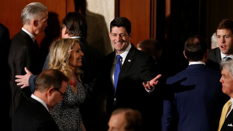Paul Ryan (m.) ist der republikanische Sprecher des Repräsentantenhauses. Er war gegen den Beschluss seiner Partei, fand aber keine Mehrheit.