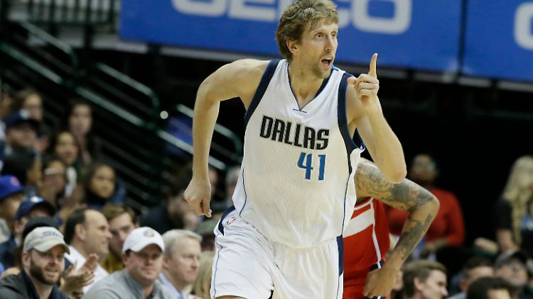 Auch wenn Dirk Nowitzki nicht über die volle Distanz gehen kann: Seinem Team hilft er trotzdem ungemein.