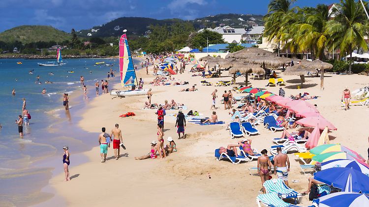 Urlauber können durch individuell gebuchte Reisen oft viel Geld sparen. Ein Preisvergleich lohnt sich.