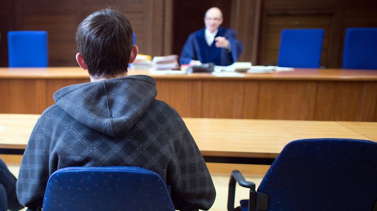 Der Bund der Deutschen Verwaltungsrichter rechnet für 2016 mit gut doppelt so vielen Flüchtlingsverfahren wie 2015.