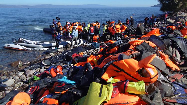 Die billigen "Rettungs"-Westen und Boote, mit denen Kriminelle Flüchtlinge ausstatten, sind oft kaum schwimmfähig.