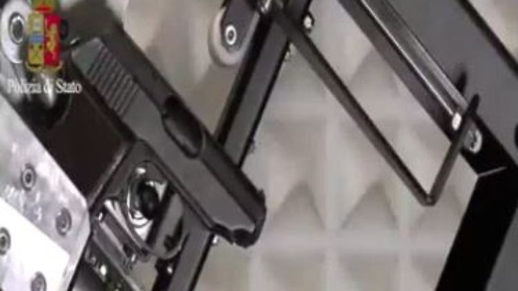 Die italienische Polizei untersuche Amris Waffen im Labor. 