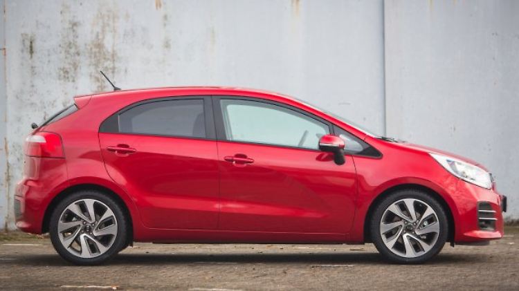 Beim Kia Rio handelt es sich um einen knapp vier Meter langen Kleinwagen mit wahlweise zwei oder vier Einstiegstüren.