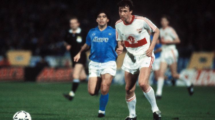 Da schaut Maradona nur hinterher: Stuttgarts Karl Allgöwer im Uefa-Pokalfinale 1989 gegen den SSC Neapel.