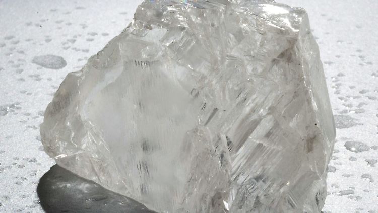Ein weißer Rohdiamant aus Südafrika. Welche Farbe die nun gestohlenen Stücke haben, ist nicht bekannt.